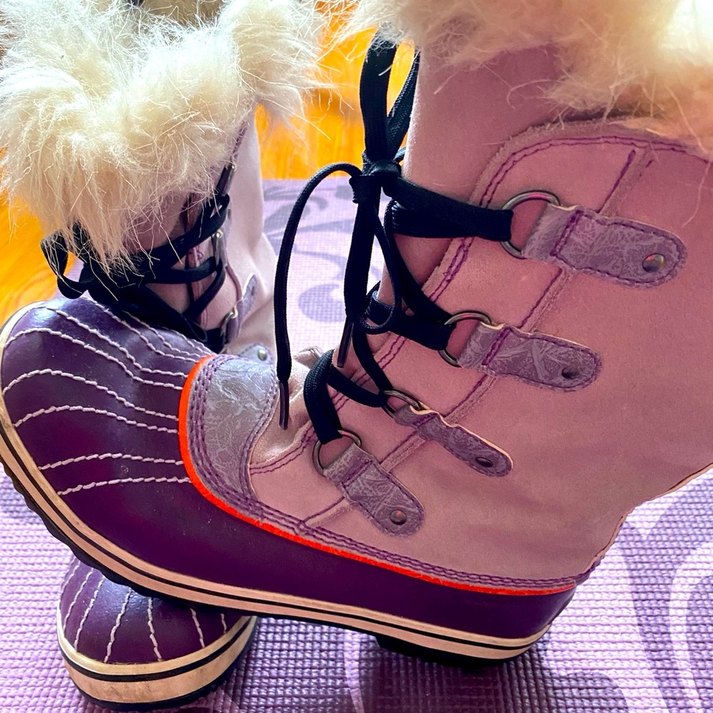 LIKE NEW!!! Sorel lavender size 6 waterproof boots